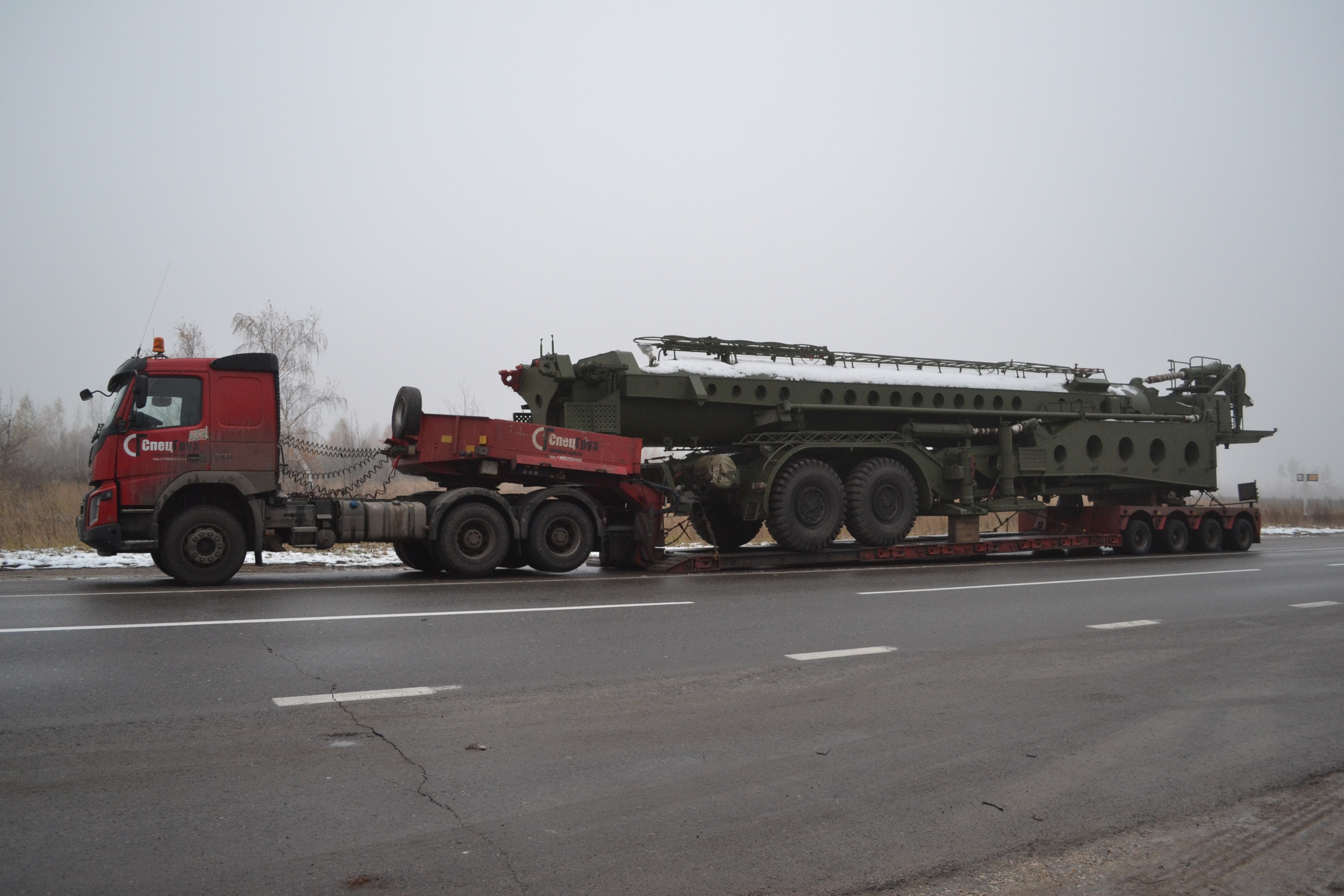 Перевозка радиолокационной вышки зенитно-ракетного комплекса (ЗРК) С-300.